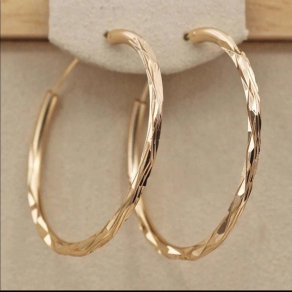 New Dazzling 18k Gold Plated Hoop Earrings - Picture 3 of 7